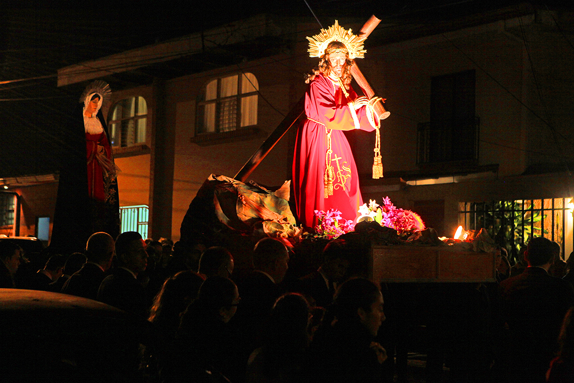 Anda de Jesús Nazareno con la cruz
